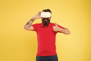 Sanal gerçeklik, gözlerin açıkken rüya görmek gibidir. Etkileyici bir deneyim. Adam VR gözlükleriyle oyun oynuyor. Sanal gerçeklik kulaklığı olan hippi. Sanal iletişim konsepti. Sanal simülasyon