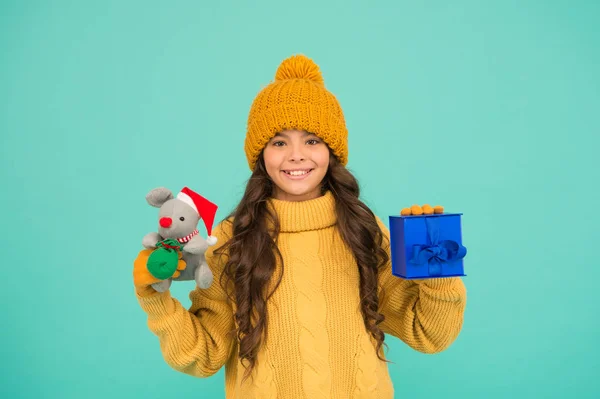 С новым 2020 годом. милый подарок Санта мышей игрушки. Маленькая девочка держит мышь игрушку и настоящее поле. детская вязаная одежда играет с игрушечной крысой. магазин игрушек для детей. Рождество наступило. Xmas любимый зимний праздник — стоковое фото