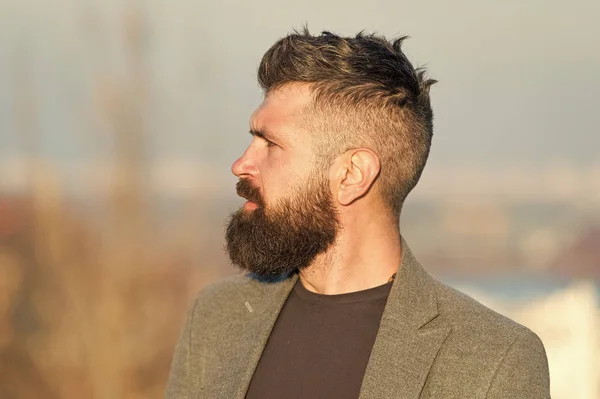 Taglio di capelli fresco. Uomo hipster barbuto con baffi sfondo cielo blu. Guida alla toelettatura della barba. Hipster serio bel ragazzo attraente con la barba lunga. Salone da parrucchiere. Ragazzo elegante lunga barba — Foto Stock