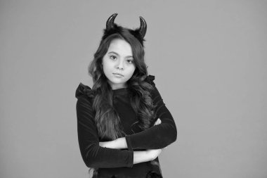 Şeker mi şaka mı? Cadılar Bayramı kostümleri doğaüstü figürlerden sonra tasarlandı. Gerçek öfkesi. Kırmızı boynuzlu kızlar Cadılar Bayramı 'nı kutluyor. Karnaval konsepti. Cadılar Bayramı partisinde şeytan stili aksesuarlı küçük çocuk