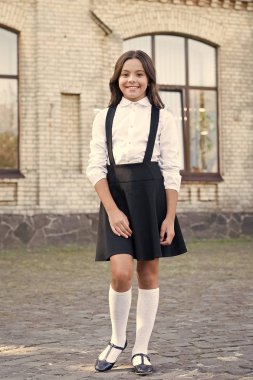 her hikaye için stil. klas retro üniformalı kız öğrenci. vintage çocuk moda ve güzellik. eski okul. Okula geri dön. küçük mutlu kız çalışmaya hazır. çocukluk mutluluğu. şık üniforma. akıllı görünüm