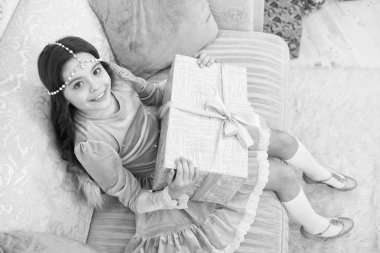 Mutlu yıllar. Noel 'i kutlayalım. Kızıma sürpriz yapıyorum. Küçük çocuk sürpriz hediye açıyor. Mutluluk vermek. Noel Baba 'yı bekle. Noel zamanı. Hediye kutulu çocuk