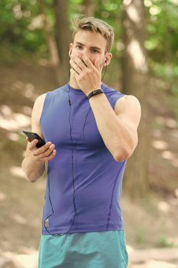 Uygulamayı kullanarak çalıştırmak için rota ayarlayın. Adam akıllı telefon koşuya başlamaya hazır. Spor uygulaması ile eğitim daha eğlencelidir. Uygulamayı ayarlayın. Akıllı telefon ve akıllı saatli sporcu koşuya hazır