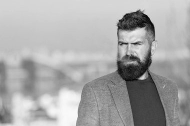 Sigara içen estetik. Sigara içme cihazları konsepti. Sakallı hippi dışarıda sigara içiyor. Cihaz derisi duman kokusunu gizler. Yakışıklı adam ağzından dumanlar çıkıyor. Sigara tütünü sağlığa zararlı