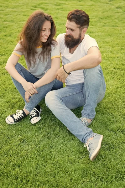 Pareja en el amor relajarse en el césped verde. Hermosa pareja al aire libre. Una simple felicidad. Un par de objetivos de relaciones. Una pareja pasa tiempo en la naturaleza. Novia juguetona y novio saliendo. Vacaciones de verano —  Fotos de Stock