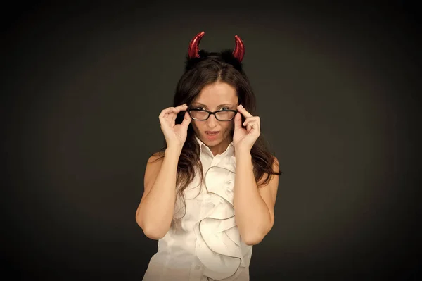 Ich gruselte nur, wenn ich angesprochen wurde. sexy Frau trägt halloween rote Teufelshörner und Brille. sinnliche Mädchen für halloween gekleidet. Halloween-Firmenparty. ich hexe dich glücklich halloween — Stockfoto