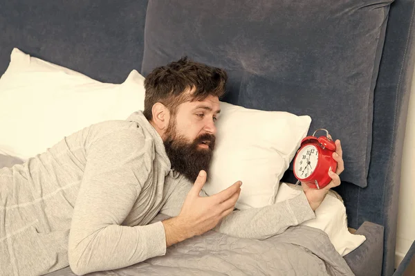 Ne supporte pas le bruit. Soins de santé. besoin de plus de détente au lit. homme stressé et malheureux. homme barbu hipster veulent dormir. réveil matinal. le bruit détestable du réveil. Étapes du sommeil. Homme à la maison — Photo