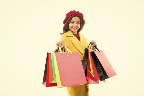 Grandes opciones grandes compras. Feliz niño pequeño llevar a cabo compras en bolsas de papel. Niña sonrisa con compras de moda. Compras impulsivas. La adicción a las compras. Venta de temporada. Mejores descuentos de otoño — Foto de Stock