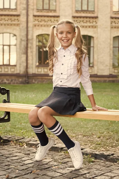 Bra outfit. liten lycklig flicka redo att studera. Skolflicka i Classy retro uniform. gamla skolan. tillbaka till skolan. barndoms glädje. Vintage Kid mode och skönhet. stilrena enhetliga marknaden. Smart look — Stockfoto