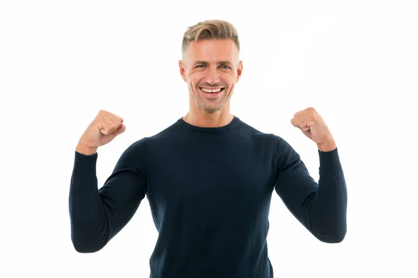 Salute maschile. Fiducioso e potente. Un uomo sicuro isolato sul bianco. Un ragazzo sorridente e felice dimostra potere. Aspetto sicuro di modella di moda. Il buon umore lo fa sentire sicuro di se '. Fiducia e potere — Foto Stock