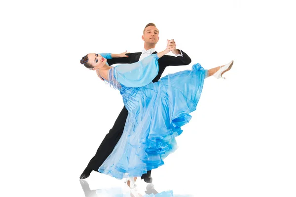 Танцевальная пара в танцевальной позе на черном фоне — стоковое фото