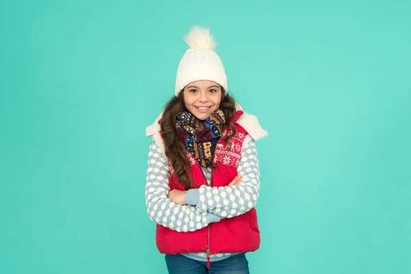 Chica alegre del invierno. sintiéndose bien cualquier clima. Mantente activo esta temporada. niño usar ropa de abrigo de punto. vibraciones de invierno. Retrato de chica feliz hipster. Moda callejera juvenil. Diversión de invierno — Foto de Stock