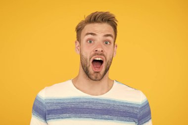 Sakallı adam şaşırtıcı. Bıyıklı ve sakallı adam gülen yüz ifadesi. Mutluluk kavramı. Psikolojik sağlık. Mutlu duygusal adam kapat. Olumlu duygular. Sarı arka plandaki mutlu adam