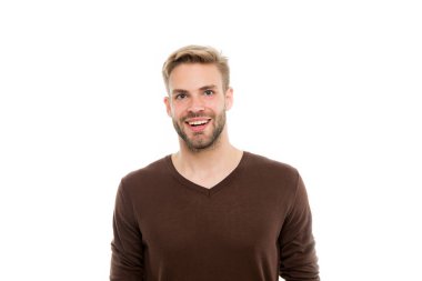 Keyfin yerinde. Olumlu duygular. Gülümseyen beyaz arka plan. Yakışıklı bir adam. Tıraşsız sakal ve şık saç kesimi. Gündelik tarzda beyaz bir adam. Moda ve tarz. Erkek giyim mağazası. Nazikçe gülümse