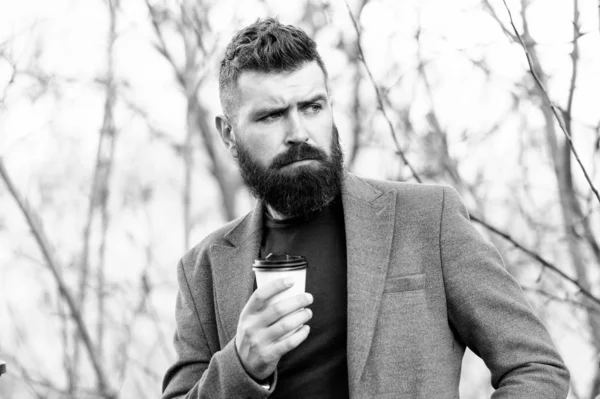 Un tipo disfrutando cada sorbo. Bebida caliente en otoño día al aire libre. Mañana inspiración. Un hombre reflexivo bebe café para llevar. Estética del café. Hipster maduro con barba con taza de café. Carga energética — Foto de Stock