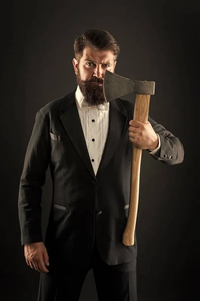 Scheren of niet scheren. Een man met baard houdt een bijl vast. Brute hipster maakt scherpe messen klaar om te scheren. Scheermes scheren. Kapsalon. Kapperszaak — Stockfoto