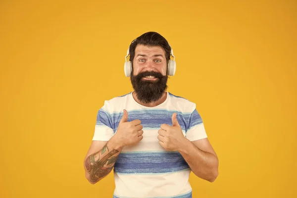 Mélodie pour se détendre. Homme hipster barbu avec moustache longue barbe écouteurs chanson fond jaune. Playlist d'été. Musique pour les vacances d'été. Guy habillé chemise rayée en vacances d'été — Photo