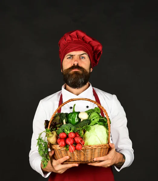 Grünes Lebensmittelkonzept. Mann mit Bart hält Gemüse in der Hand — Stockfoto