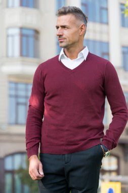 Lüks tasarım giysileri. Moda dükkanı. Çekici, olgun bir adam. Gri saçlı ve kıllı, olgun bir adam. İş için moda kıyafeti. Modaya uygun bir iş adamı. Moda adamı kıyafetlerini gösteriyor.