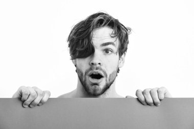 Sakallı adam, beyaz arka planda beyaz tenli, seksi, sürpriz maço.