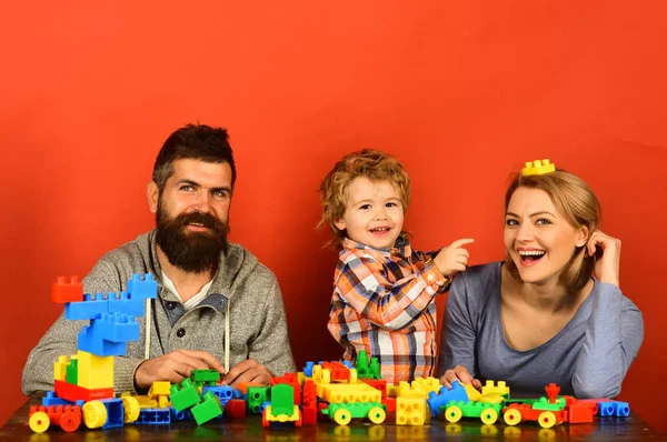 Anaokulu ve aile kavramı. Neşeli yüzlü bir aile — Stok fotoğraf