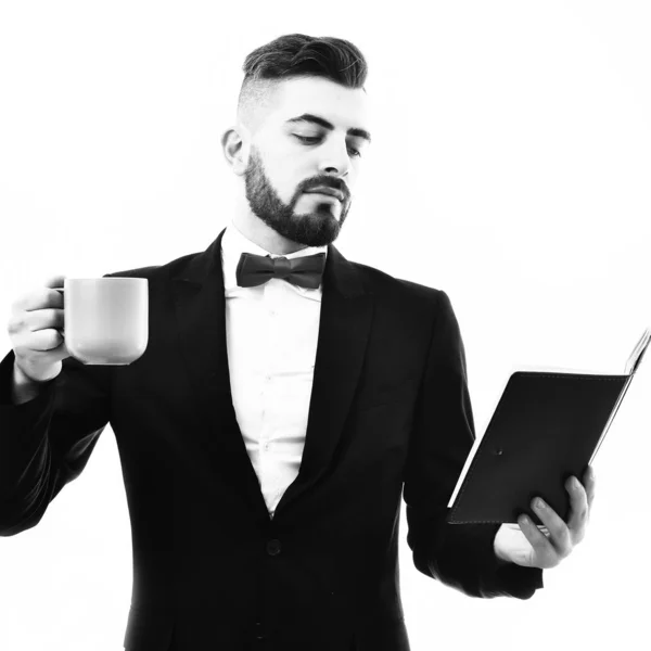 Uomo d'affari o CEO con barba, vestito fantasia tiene cyan cup — Foto Stock