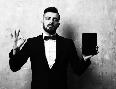 Tablet ve Tamam reklamveren sakal ve kendinden emin yüz ile gösterir