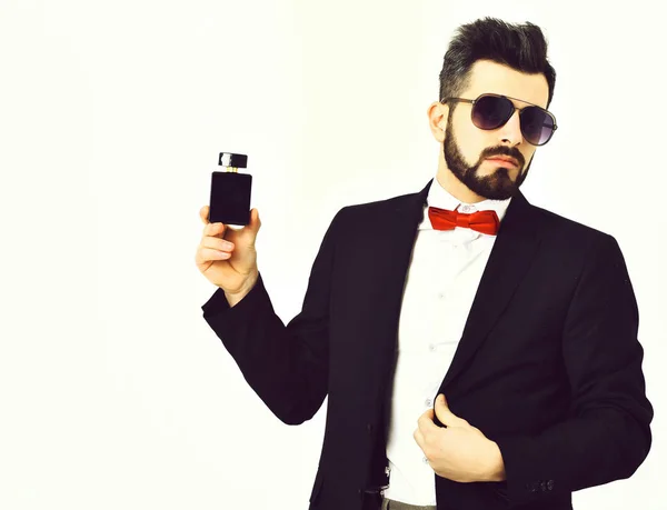 Homem barbudo, hipster caucasiano com bigode, óculos de sol e frasco de perfume — Fotografia de Stock