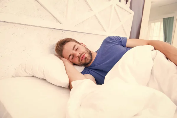 Consejos para dormir mejor. Hombre barbudo durmiendo cara relajante. Mantener un ritmo circadiano consistente es esencial para la salud general. Un hombre guapo durmiendo. Duerme lo suficiente cada noche. — Foto de Stock