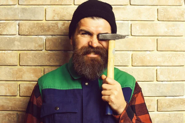 留胡子的人男子手持铁锤幸福的脸 — 图库照片