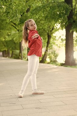 Kız kaygısız çocuk. Yaz tatilleri. Duygusal çocuk doğa arka plan. Çocuk bakımı. Dinlenmek için tatil zamanı. Olumlu duygular. Parkta dinlenen küçük bir kız. Küçük çocuk yürüyüş parkından hoşlanır. Hafta sonu saati