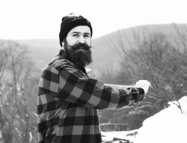 Yakışıklı bir adam ya da doğal geçmişi olan bir oduncu.