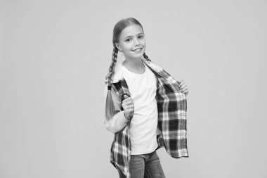 Sıradan bir tarz. Küçük kız sarı arka plan. Keyif konsepti. Pozitif titreşimler. Samimi duygular. Güzel örgülü kız. Uzun saçlı çocuk. Küçük kız kareli gömlek. Uluslararası Çocuk Gününüz kutlu olsun.