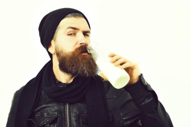 Sakallı, beyaz tenli hippi elinde cam süt kavanozu tutuyordu.