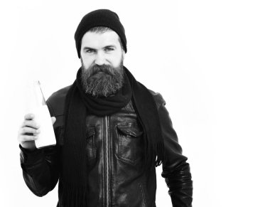 Sakallı, beyaz tenli hippi elinde cam süt kavanozu tutuyordu.