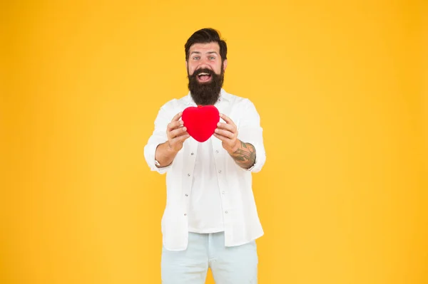 Le véritable amour. poblèmes cardiaques et maladies. avoir de saines habitudes de vie. prévenir les crises cardiaques. tomber amoureux. homme barbu coeur rouge. brutal fond jaune hipster. Saint Valentin heureux — Photo