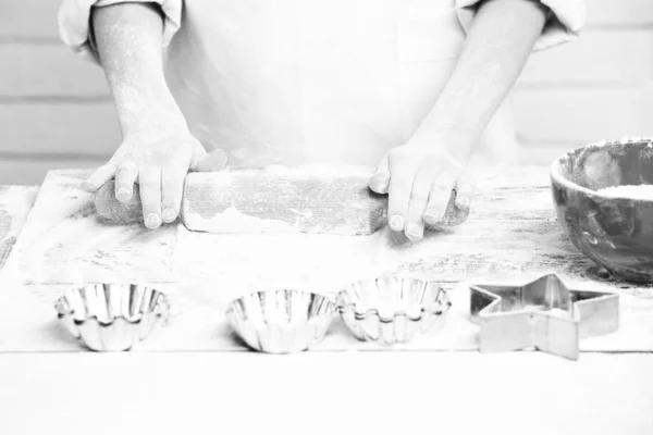 Mãos masculinas de cozinheiro chef no fundo da parede de tijolo — Fotografia de Stock