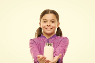 Küçük kız hapları paylaşır. Küçük çocuk beyazda izole edilmiş. Sağlıklı büyüme için haplar. Yiyecek katkı maddeleri kompleksi. sağlıklı sportif çocuk vitamin kavanozu. Mutlu çocukluk. En önemli vitaminler. Diyet kimin umurunda?