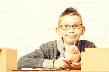 Beyaz tuğlalı duvar arkasında küçük tatlı bir öğrenci.