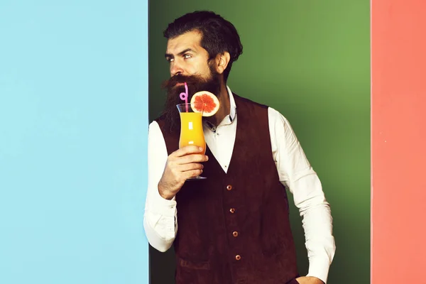 Sério bonito barbudo homem com longa barba — Fotografia de Stock