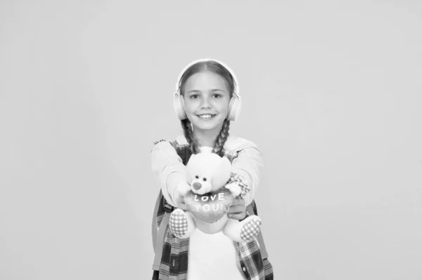 Juguete favorito. Enérgico alegre adolescente escuchando música. Una colegiala elegante que va a la escuela. Niña niña de moda con mochila. Vida escolar. Feliz niño despreocupado. Clases escolares. Estudiante — Foto de Stock