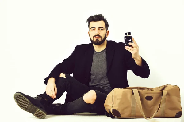 Vousatý muž, kavkazský hipster s knírem a lahvičkou parfému — Stock fotografie