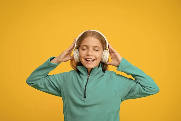 Classes for singers. Musical taste. Musical accessory. Gadget shop. Got this feeling. Girl listening music wireless headphones. In love with stereo sound. Enjoying every note. Musical education — Stock Photo, Image