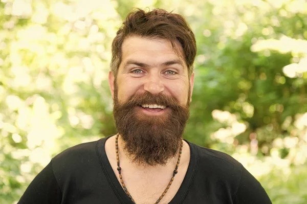 Barbeiro obcecado com o cabelo. Homem barbudo com barba em forma e cabelo bigode sorrindo antes ou depois de visitar o barbeiro. Barbeiro feliz na paisagem natural. Uma barbearia apenas para homens — Fotografia de Stock