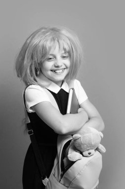 Çocukluk ve okul konseptine geri dönmek. Pembe peruklu kız öğrenci.