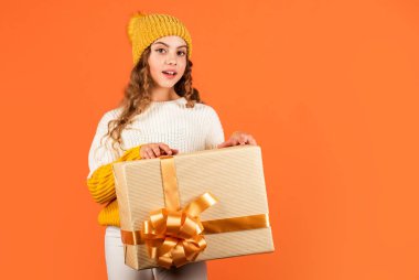 Boks günü. Doğum günün kutlu olsun. Harika bir sürpriz olur. Noel hediyeli çocuk. Aile tatili konsepti. Çocuk Noel Baba 'yı bekliyor. çocukluk mutluluğu. Büyük satışlar ve alışveriş