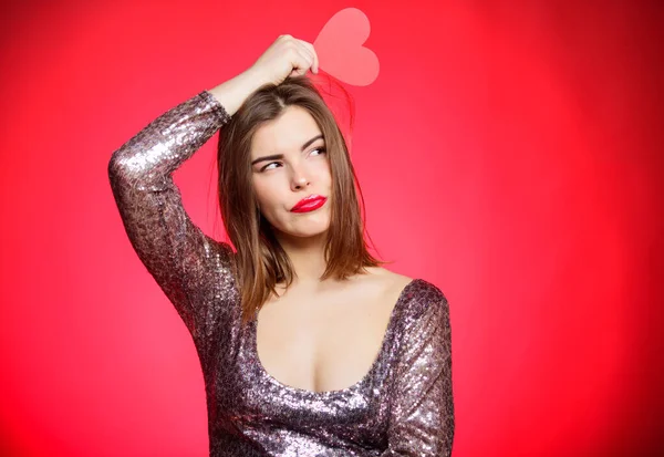 Amor a primera vista. Mujer en vestido elegante sostienen el amor símbolo. Enamórate. Humor romántico. Chica enamorada saliendo. Chica adorable modelo de moda maquillaje cara celebrar tarjeta de San Valentín corazón. Concepto de obsesión —  Fotos de Stock