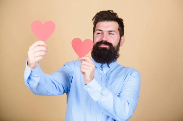 Homem barbudo hipster de coração. Celebre o dia dos namorados. Um tipo com barba e bigode apaixonado e romântico. Sentir amor. Namoro e relações conceito. Feliz no amor. Fazê-lo sentir amado todos os dias — Fotografia de Stock