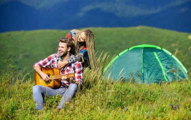 Temiz hava ve saf duygular. Birbirine aşık çiftler, mutlu, rahatlatıcı doğa geçmişi. Kamp çadırının yanındaki erkek arkadaş gitarı. Yaz tatili. Kamp tatili. Romantizm yürüyüşü. Dağlarda kamp yapmak