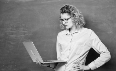Online eğitim. Stem öğrencisi. Online kurs öğretmek. Bilişim ve programlama. Online okul. Uzak bir iş. Öğretmen defteri arama bilgileri tebeşir tahtası arka plan. Kadın dizüstü bilgisayar sörf internet